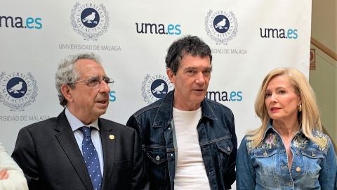 El actor malague&ntilde;o present&oacute; este lunes el balance de las actividades puestas en marcha por la Fundaci&oacute;n L&aacute;grimas y Favores, que preside, y la Universidad de M&aacute;laga.