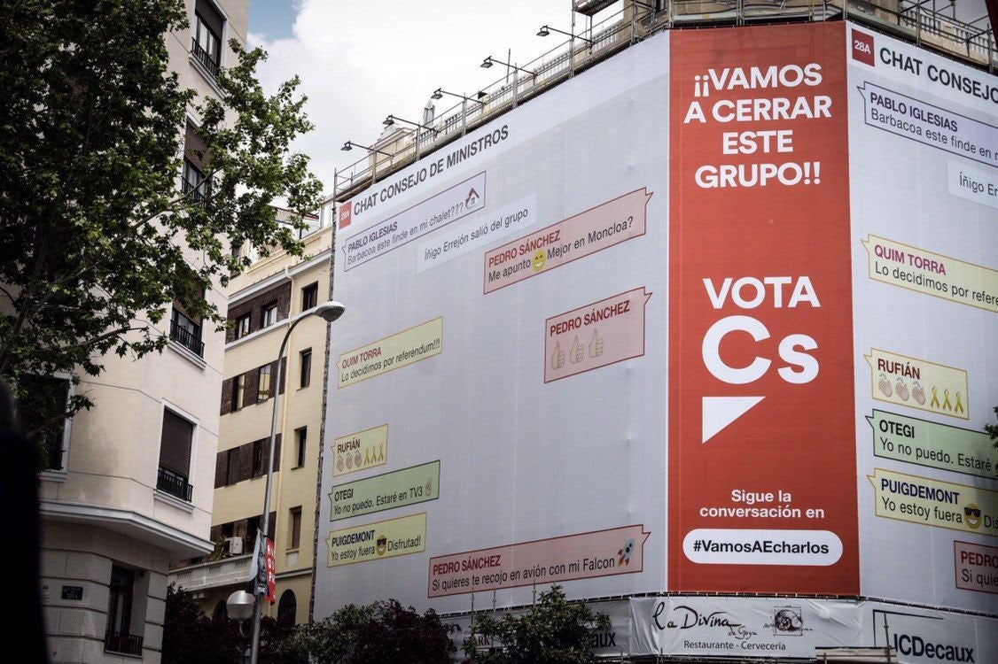 Ciudadanos despliega una enorme lona emulando un chat ficticio entre Sánchez, Otegi y Puigdemont Ciudadanos despliega una enorme lona emulando un chat ficticio entre Sánchez, Otegi y Puigdemont