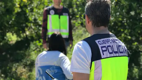 Momento de la localización de la madre y la menor desaparecidas. POLICIA GANDIA