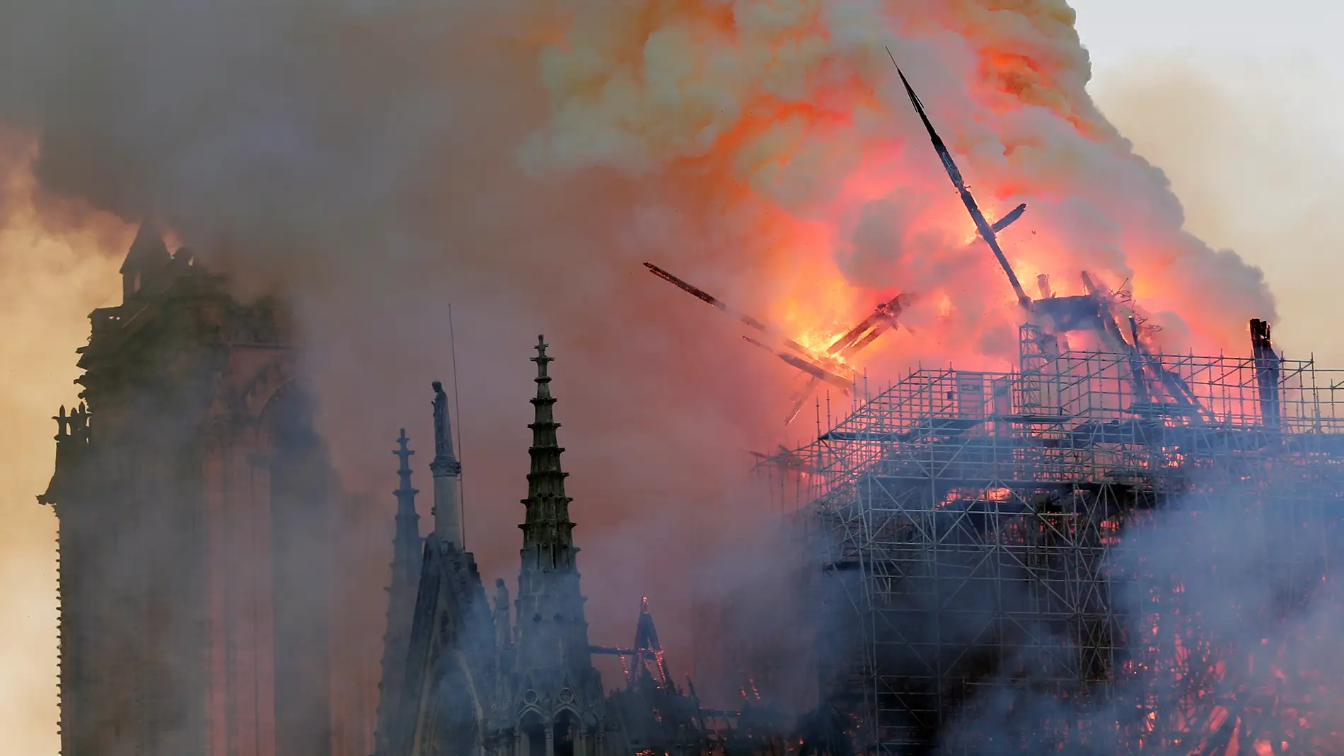 Primer plano de las llamas del incendio de la catedral de Notre Dame 
