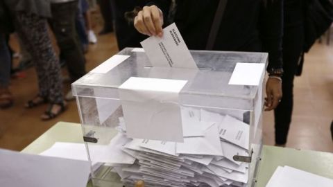 Votante durantes las últimas elecciones catalanas_643x397