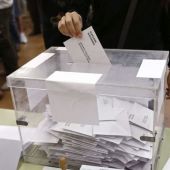 Votante durantes las últimas elecciones catalanas_643x397