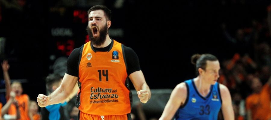 Bojan Dubljevic celebra una canasta ante el Alba de Berlín Bojan Dubljevic celebra una canasta ante el Alba de Berlín