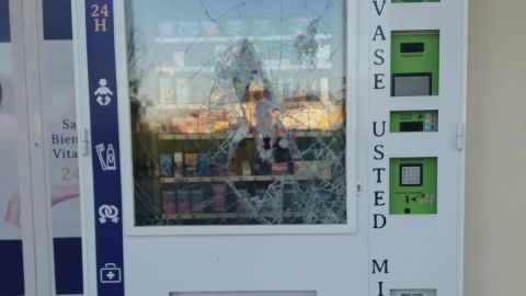 Imagen de los da&ntilde;os que ha sufrido la farmacia de Jos&eacute; Ram&oacute;n Bauz&aacute;