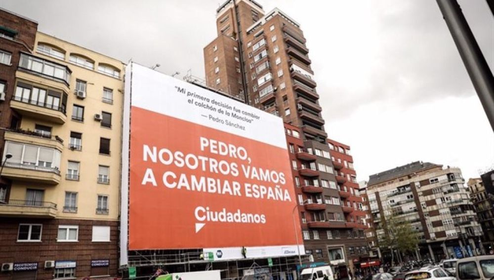 La lona que instaló Cs en la Avenida de América.