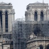 Vista de uno de los andamios destruidos por las llamas en la fachada de la catedral de Notre Dame