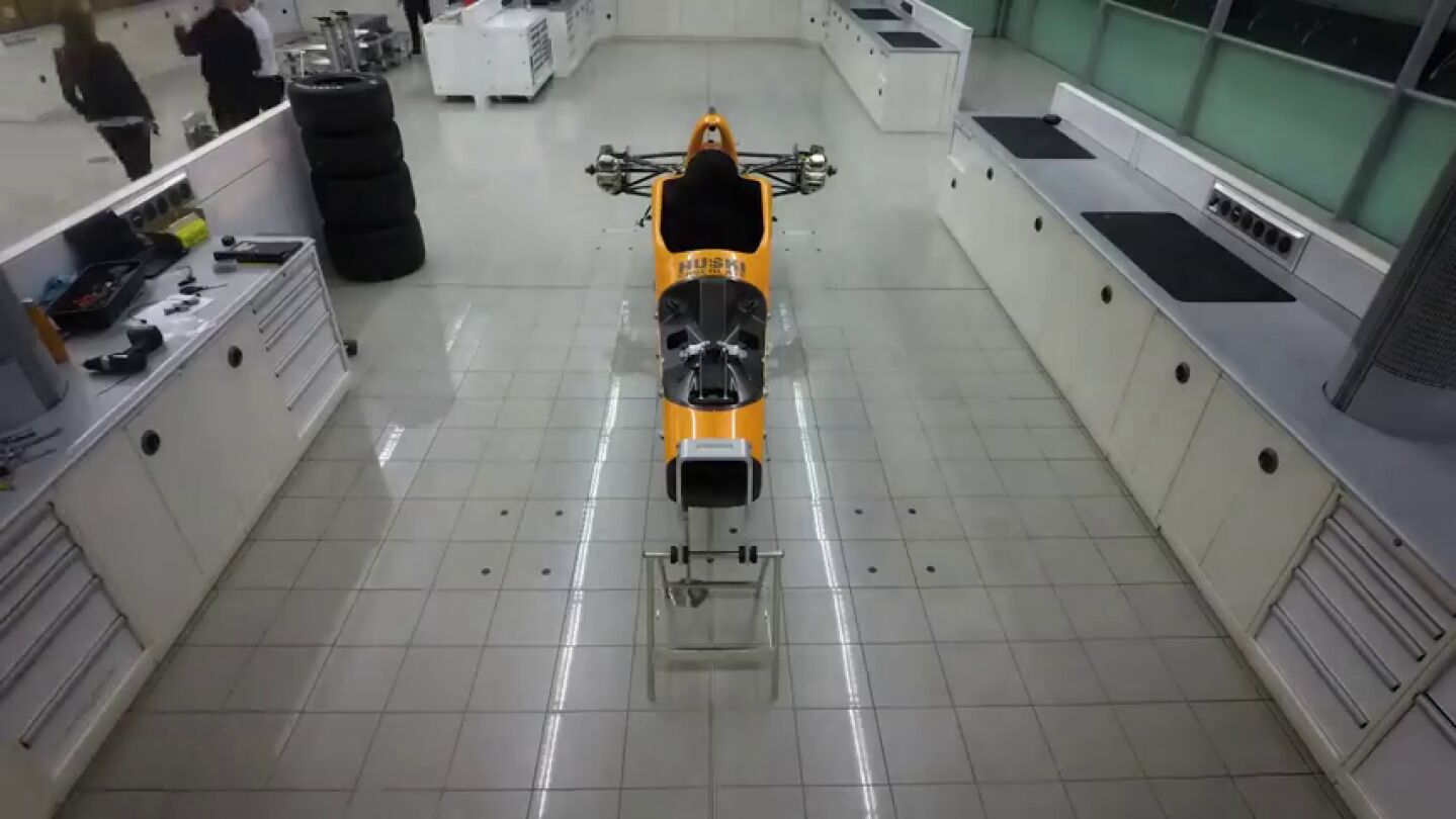 El montaje del McLaren de Fernando Alonso para las 500 Millas de Indian&aacute;polis, en modo time-lapse