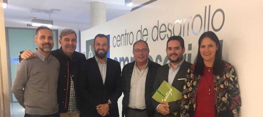 Integrantes de Contigo con representantes de AESEC. Integrantes de Contigo con representantes de AESEC.