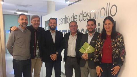 Integrantes de Contigo con representantes de AESEC.