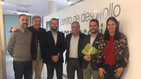 Integrantes de Contigo con representantes de AESEC. Integrantes de Contigo con representantes de AESEC.