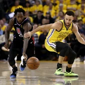 Beverley le roba la cartera a Curry Beverley le roba la cartera a Curry