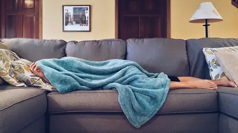 Dormir en un sofá Dormir en un sofá