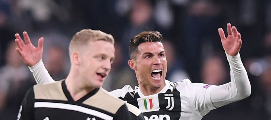 Cristiano protesta una jugada en el choque contra el Ajax Cristiano protesta una jugada en el choque contra el Ajax