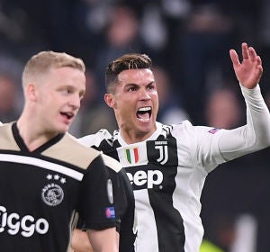 Cristiano protesta una jugada en el choque contra el Ajax Cristiano protesta una jugada en el choque contra el Ajax