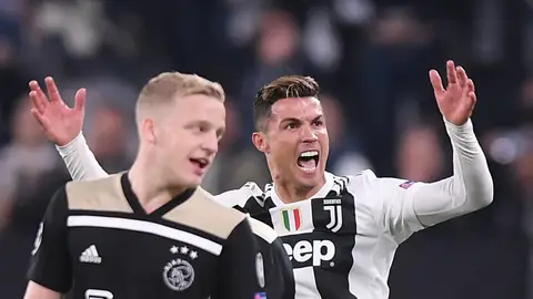 Cristiano protesta una jugada en el choque contra el Ajax Cristiano protesta una jugada en el choque contra el Ajax