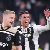 Cristiano protesta una jugada en el choque contra el Ajax