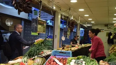 Pep Malagrava, candidato de Podemos al Senado por Mallorca, en una visita en un mercado municipal. Pep Malagrava, candidato de Podemos al Senado por Mallorca, en una visita en un mercado municipal.
