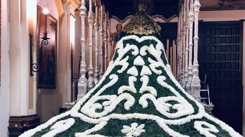 Manto Virgen de las Penas Así luce este año el manto de la Virgen, que un Martes Santo más pone en valor el trabajo de los empleados del Área de Parques y Jardines de la capital