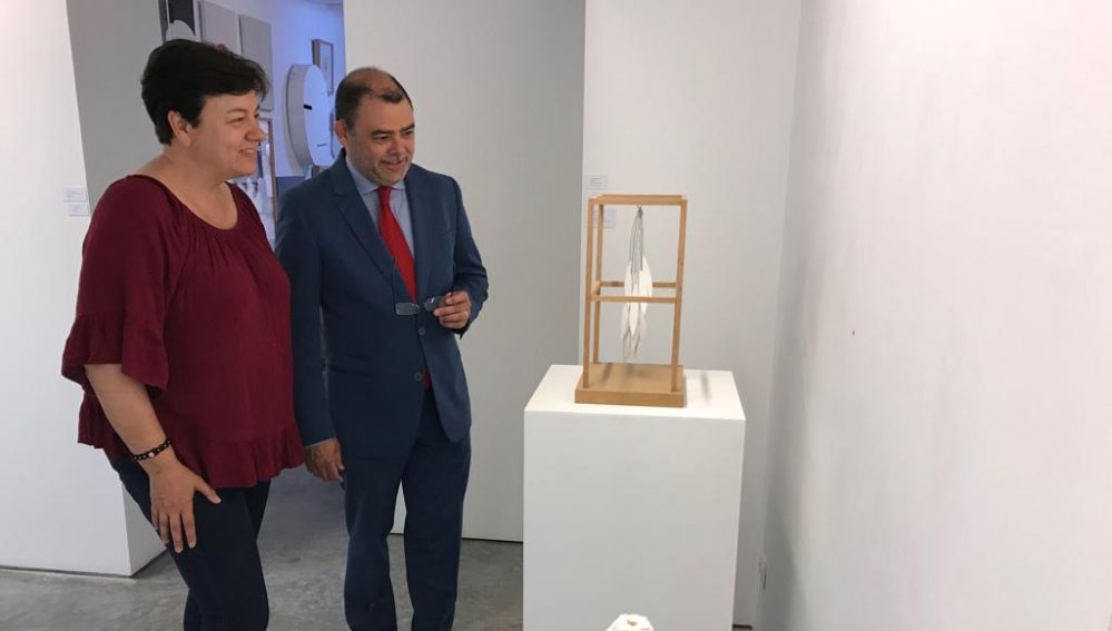 Cosme Bonet, candidato socialista al Senado, visitando una galería de arte 