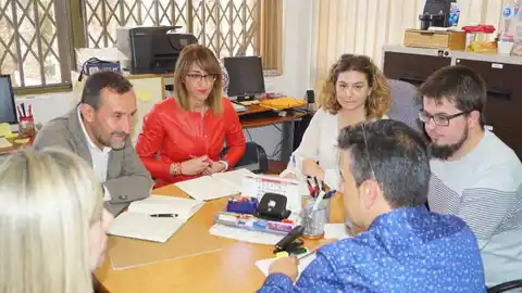 Carlos González y la concejala de Educación de Elche con miembros del Ampa del Conservatorio de Música. Carlos González y la concejala de Educación de Elche con miembros del Ampa del Conservatorio de Música.