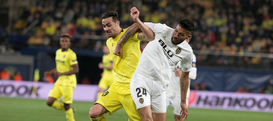 Iborra y Garay se disputan la posesión del balón Iborra y Garay se disputan la posesión del balón