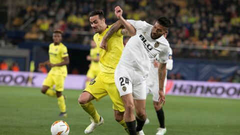 Iborra y Garay se disputan la posesi&oacute;n del bal&oacute;n