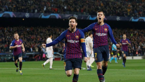 Messi y Coutinho festejan el gol del argentino al United