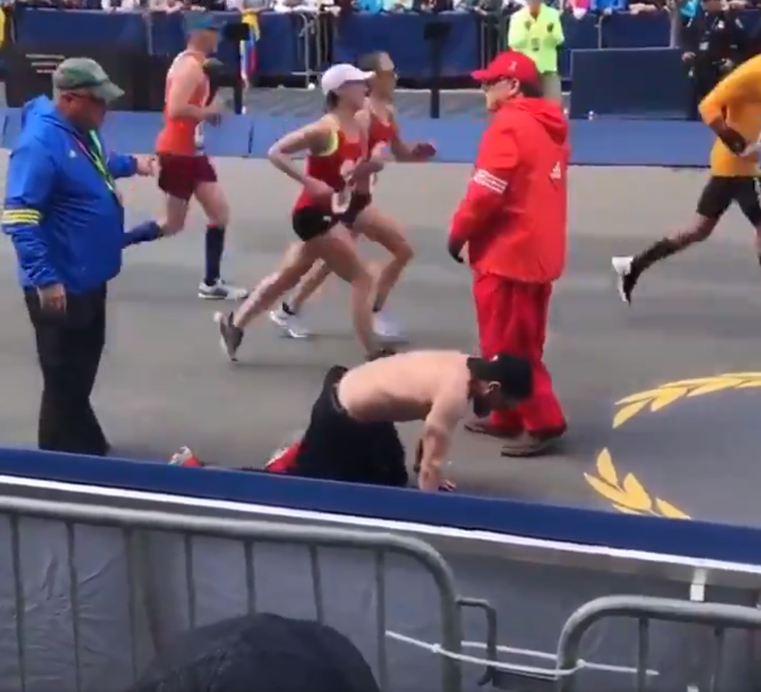 La historia del marine que acabó la maratón de Boston arrastrándose La historia del marine que acabó la maratón de Boston arrastrándose