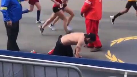 Micah Herndon entra gateando a la meta del marat&oacute;n de Boston