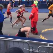 Micah Herndon entra gateando a la meta del maratón de Boston