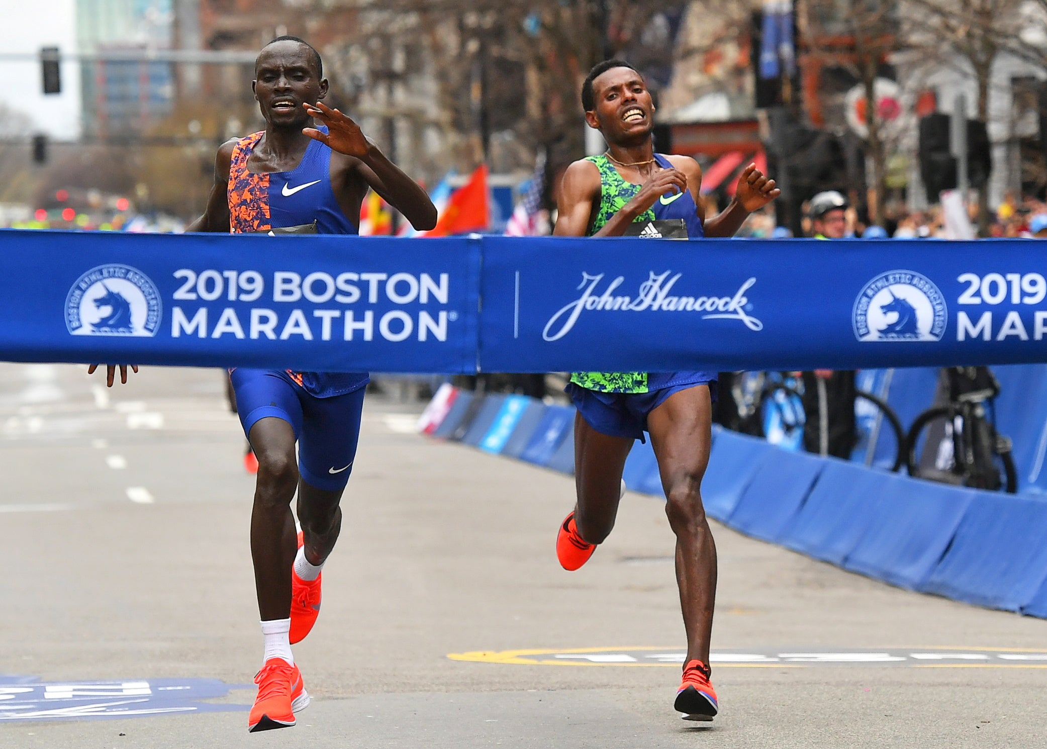 La llegada de foto-finish del maratón de Boston entre Cherono y Desisa que quedará para la historia La llegada de foto-finish del maratón de Boston entre Cherono y Desisa que quedará para la historia