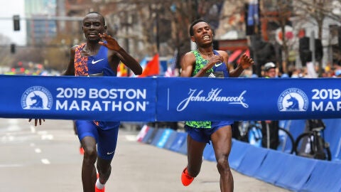 Lawrence Cherono y Lelisa Desisa llegan a la meta del marat&oacute;n de Boston