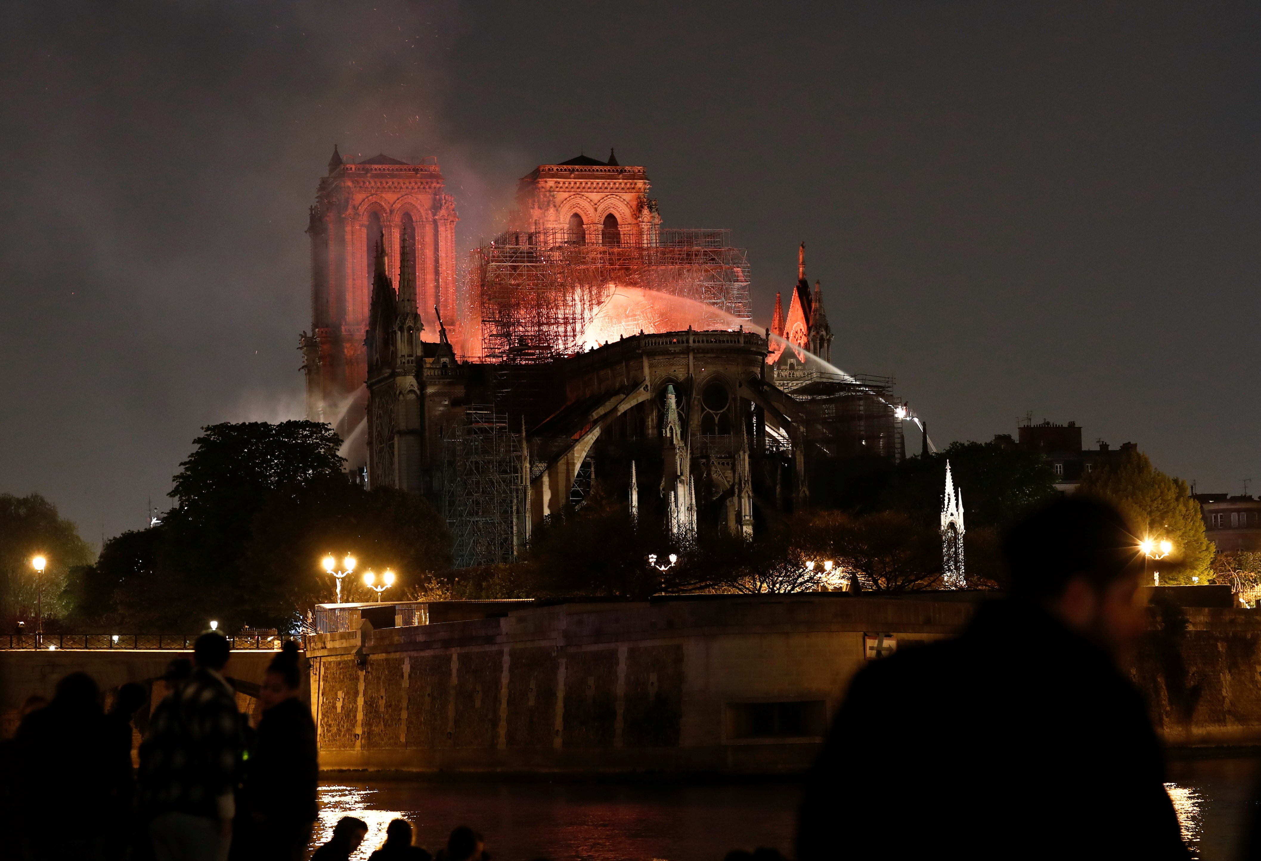 Mesa de redacción: El cuñadismo dando lecciones sobre cómo había que apagar el fuego en Notre Dame Mesa de redacción: El cuñadismo dando lecciones sobre cómo había que apagar el fuego en Notre Dame