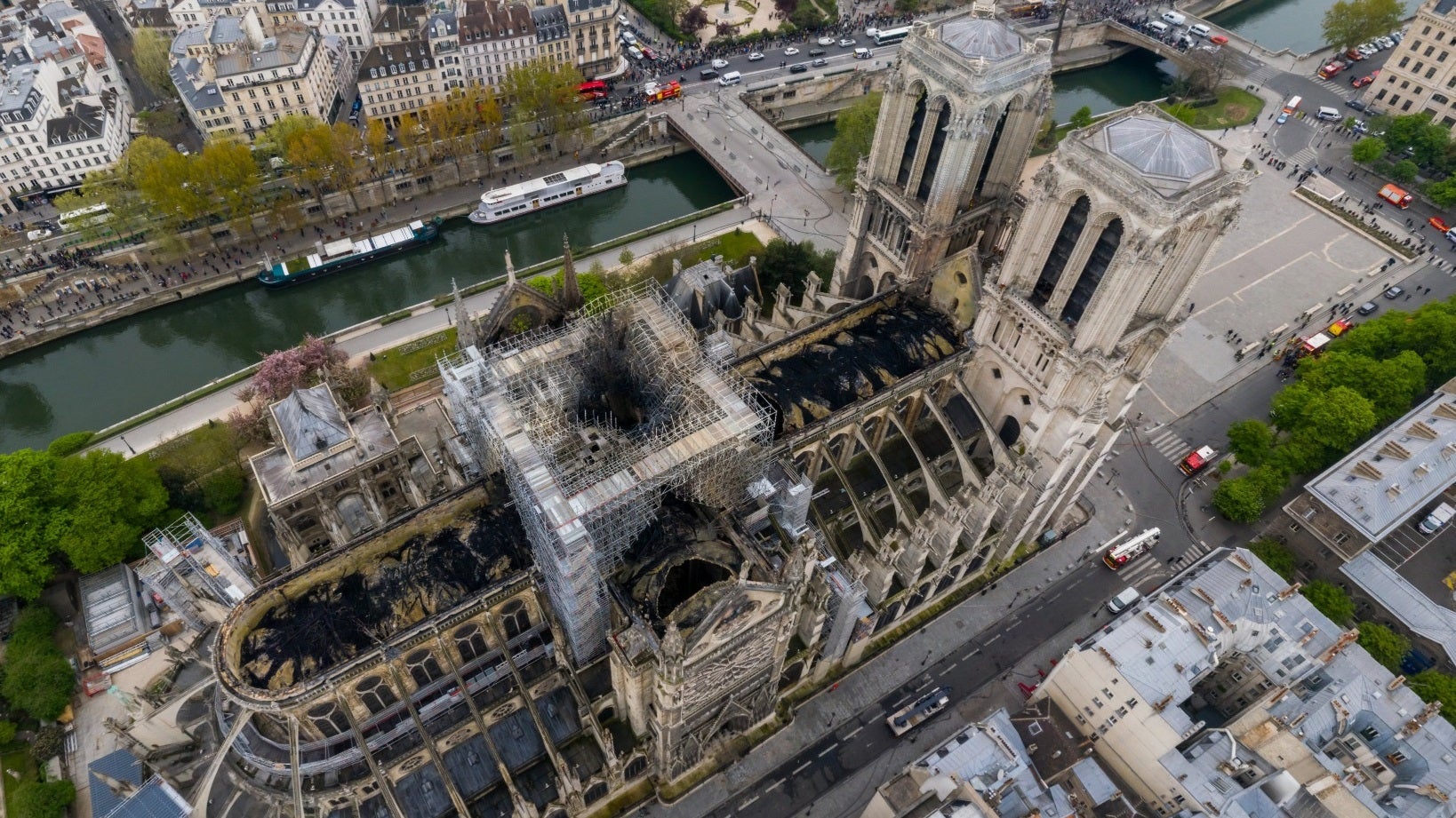Empresas privadas francesas donarán 600 millones de euros para la reconstrucción de Notre Dame Empresas privadas francesas donarán 600 millones de euros para la reconstrucción de Notre Dame