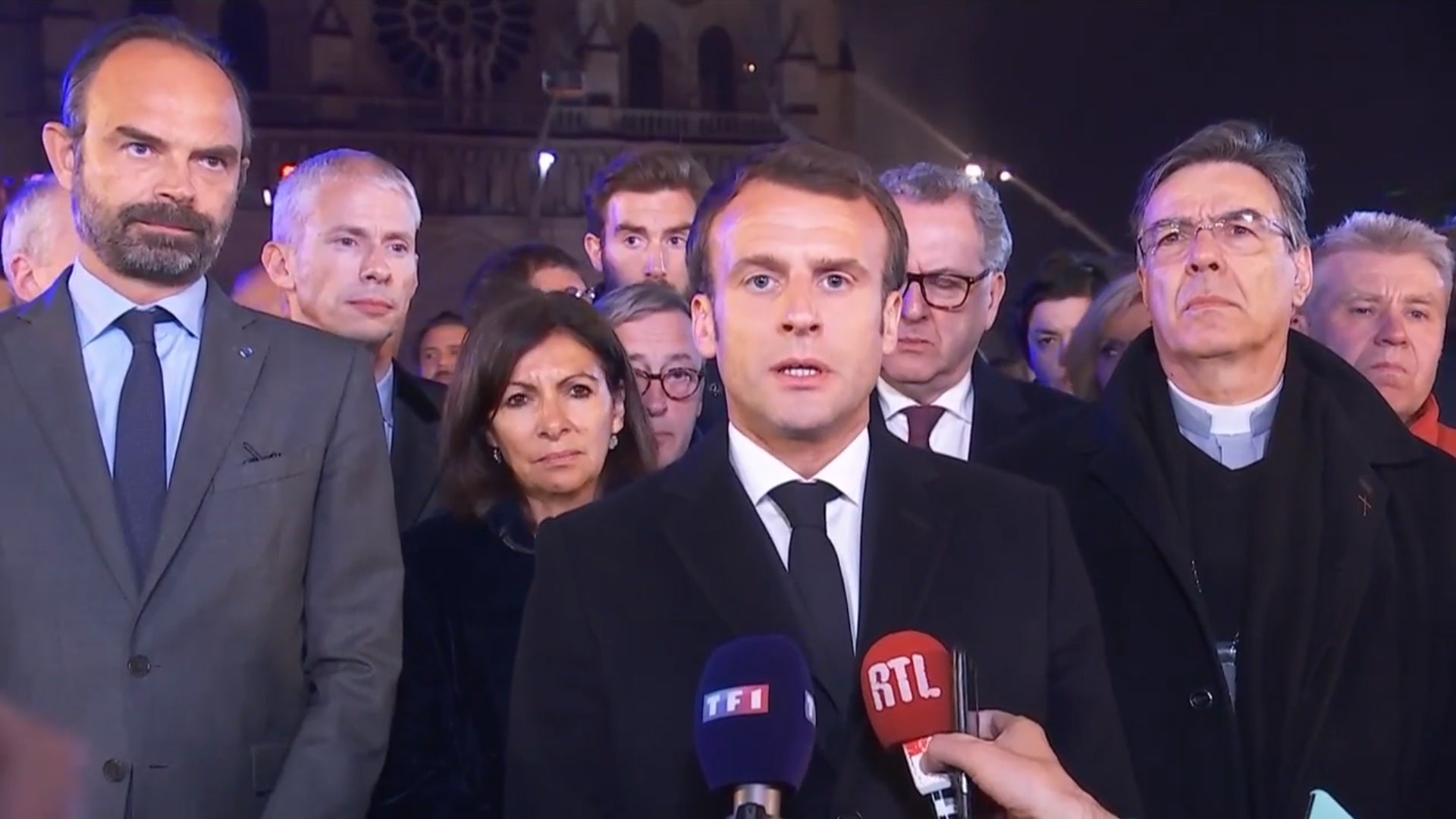 Macron promete reconstruir Notre Dame: "La batalla no se ha acabado aunque se ha evitado lo peor" Macron promete reconstruir Notre Dame: "La batalla no se ha acabado aunque se ha evitado lo peor"