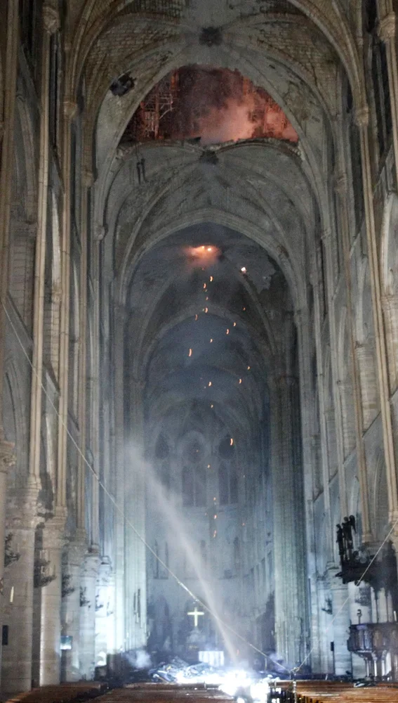 Vista interior de la catedral de Notre Dame tras el incendio