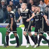 Los jugadores del Ajax celebran su gol ante la Juventus. 