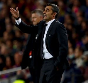 Ernesto Valverde da instrucciones sobre la banda del Camp Nou Ernesto Valverde da instrucciones sobre la banda del Camp Nou