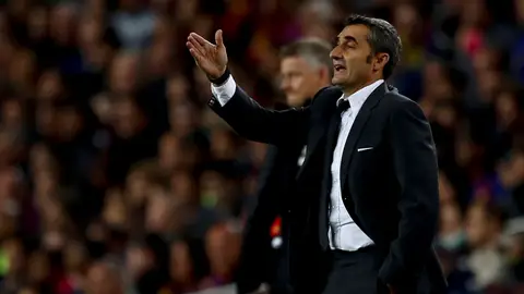 Ernesto Valverde da instrucciones sobre la banda del Camp Nou Ernesto Valverde da instrucciones sobre la banda del Camp Nou