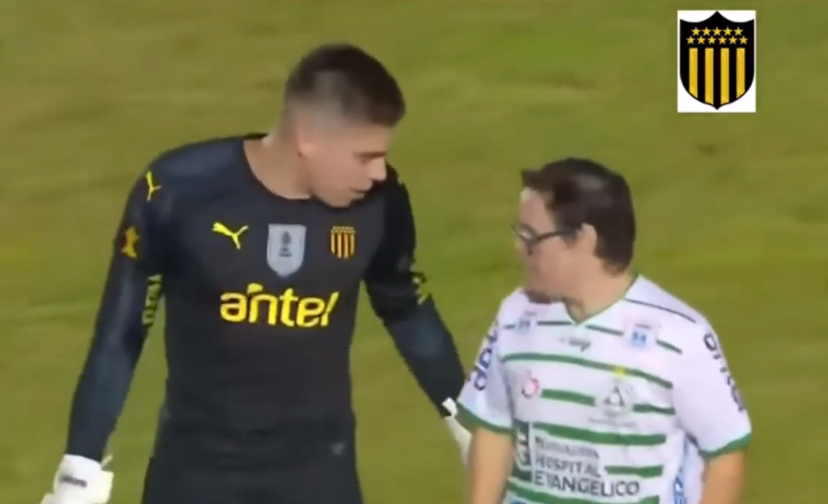 El portero de Peñarol cumple el sueño de un aficionado con Síndrome de Down El portero de Peñarol cumple el sueño de un aficionado con Síndrome de Down