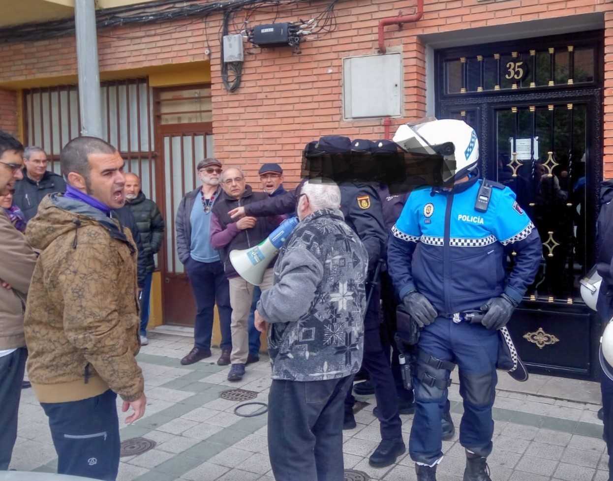 Una familia con dos niños de corta edad es desahuciada de un piso de alquiler Una familia con dos niños de corta edad es desahuciada de un piso de alquiler