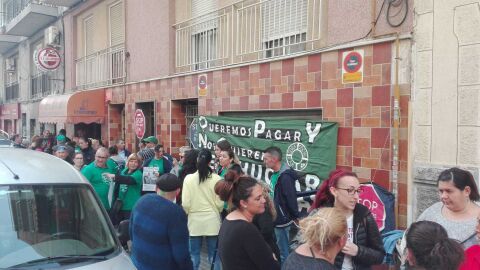 Concentraci&oacute;n de la Plataforma de Afectados por las Hipotecas de Elche en el barrio de Carr&uacute;s. 