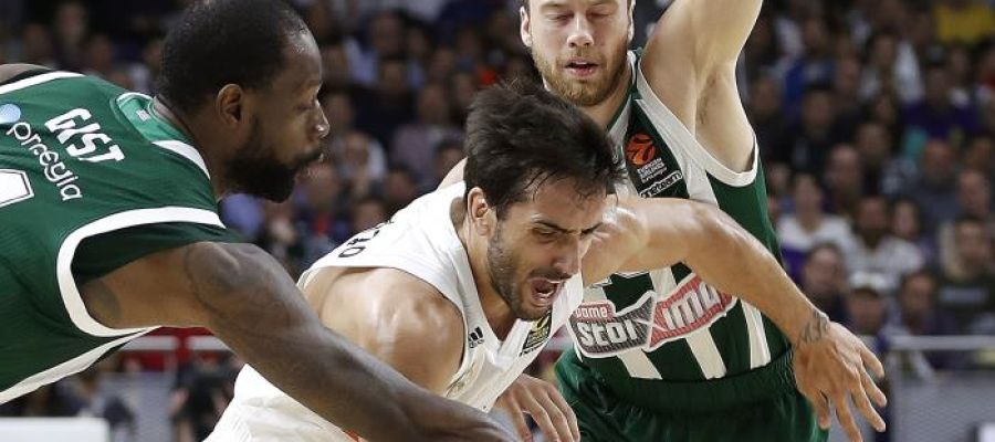 Facu Campazzo lucha un balón ante dos jugadores del Panathinaikos Facu Campazzo lucha un balón ante dos jugadores del Panathinaikos