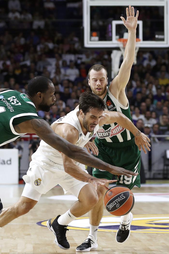 El Real Madrid suda el primer escalón a la 'Final Four' frente al Panathinaikos El Real Madrid suda el primer escalón a la 'Final Four' frente al Panathinaikos