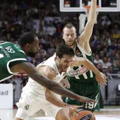 Facu Campazzo lucha un balón ante dos jugadores del Panathinaikos Facu Campazzo lucha un balón ante dos jugadores del Panathinaikos