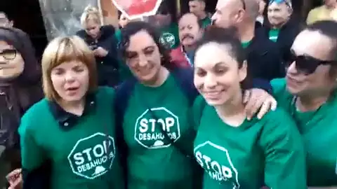 La Plataforma de Afectados por las Hipotecas de Elche paraliza el desahucio de una vivienda en el barrio de Carrús La Plataforma de Afectados por las Hipotecas de Elche paraliza el desahucio de una vivienda en el barrio de Carrús