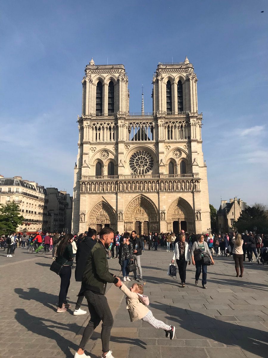 Buscan a un hombre para regalarle una fotografía que le hicieron junto a su hija frente a Notre Dame justo antes del incendio Buscan a un hombre para regalarle una fotografía que le hicieron junto a su hija frente a Notre Dame justo antes del incendio