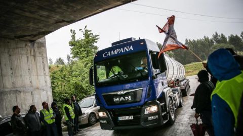 Uno de los camiones que proporcionar&aacute;n combustible a los aviones en Lisboa