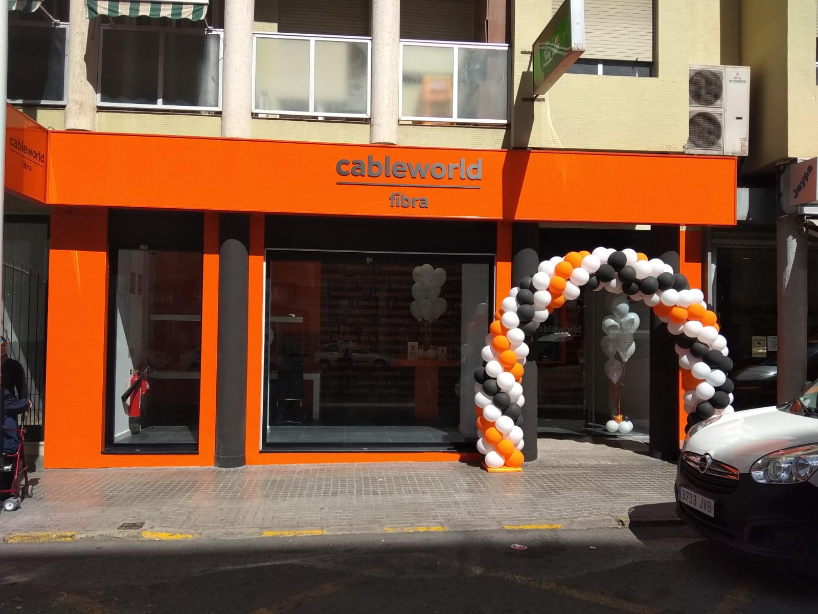 Cableworld lleva a su nueva tienda de Altabix a Dani Calvo y Juan Cruz Cableworld lleva a su nueva tienda de Altabix a Dani Calvo y Juan Cruz