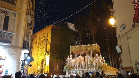 La conocida como "la novia de M&aacute;laga", en la calle, este Martes Santo